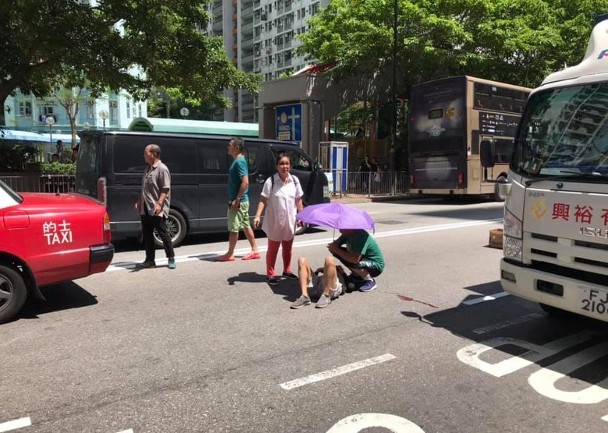2019年6月6日下午1時許，一輛的士沿興芳路往荃灣行駛，至近榮芳路時，將一名橫過馬路的男子撞及，以致他頭撼擋風玻璃受傷。(網圖)