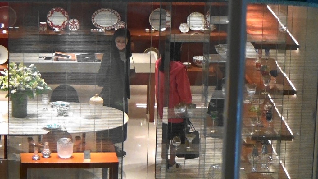 吳婉芳同Caroline一早就睇中水晶燈，呢日可能係專程去睇實物。