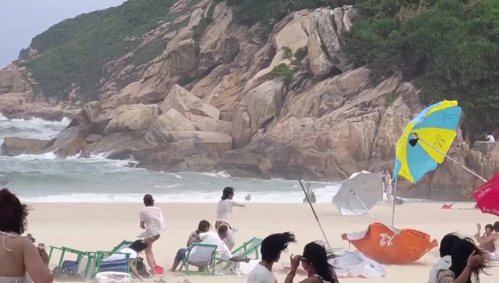 太陽傘一把把在沙灘上放飛。網上截圖