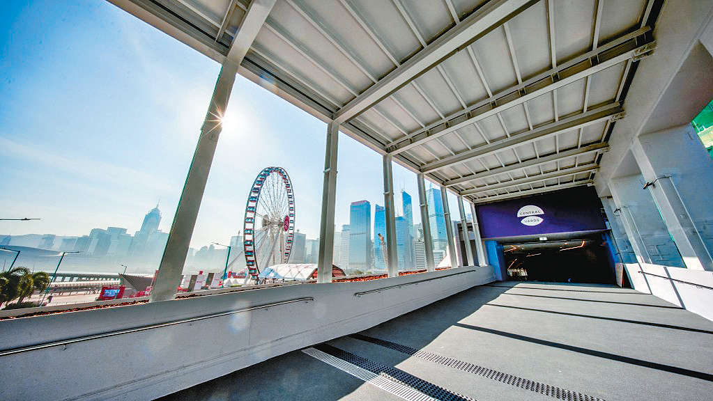 行人通道臨近中環碼頭部分，採用半開放式設計。