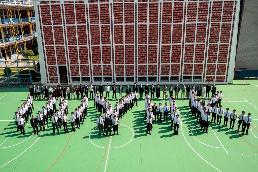 即將畢業的中六生與老師合照。學校提供 即將畢業的中六生與老師合照。學校提供