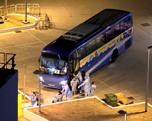 乘搭政府包機從湖北回港的市民。資料圖片