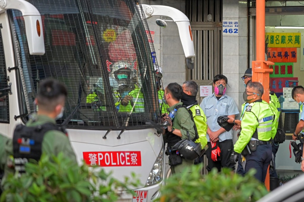巴士車長被帶走調查。