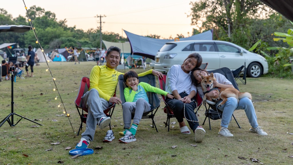 從去年開始，（左起）Hades每季與兒子千羽、太太、女兒心一及柴犬豆豆車中泊，更計畫將之定為恆常的家庭活動。