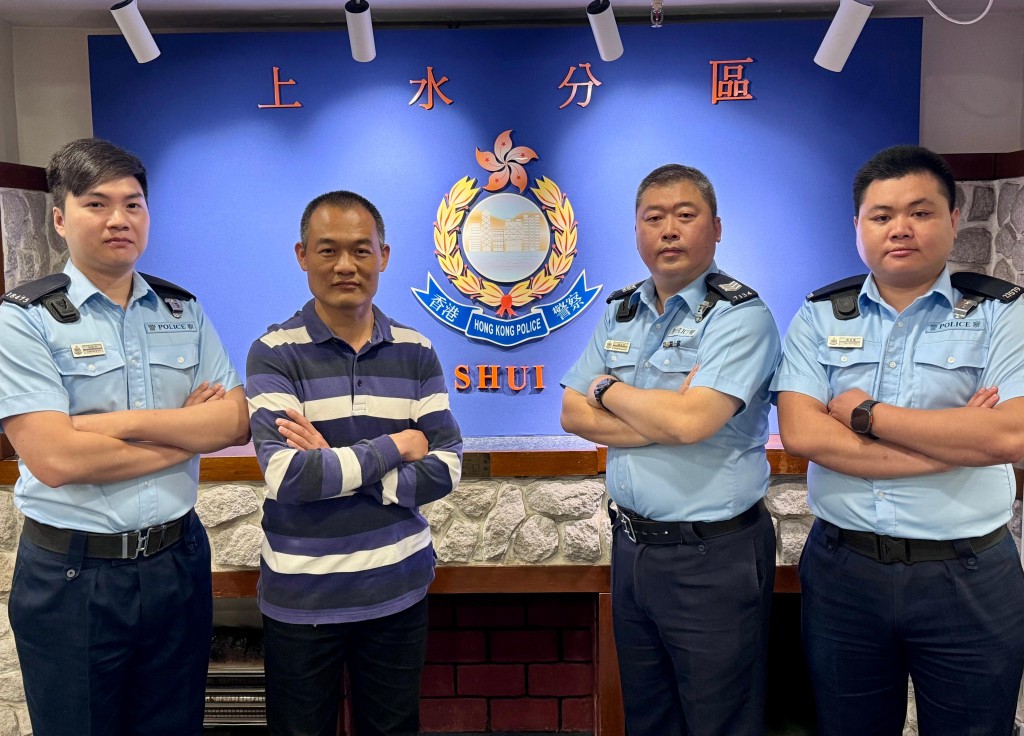 巴士司机林先生(左二)去年8月协助警方寻回迷途老人,负责搜索工作的警长杨永强(右二)、警员刘基艺(右一)及林铭诺(左一)赞扬他的热心与机警。 巴士司机林先生(左二)去年8月协助警方寻回迷途老人,负责搜索工作的警长杨永强(右二)、警员刘基艺(右一)及林铭诺(左一)赞扬他的热心与机警。