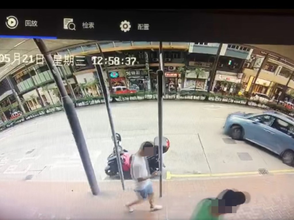 男子由左向右行,從馬路邊打斜行至行人 路的鋪位旁,經過電單車時略為打量一下 便如常繼續前行,於12:58:39走出鏡頭。fb「香港突發事故報料區2.0」截圖 男子由左向右行,從馬路邊打斜行至行人 路的鋪位旁,經過電單車時略為打量一下 便如常繼續前行,於12:58:39走出鏡頭。fb「香港突發事故報料區2.0」截圖