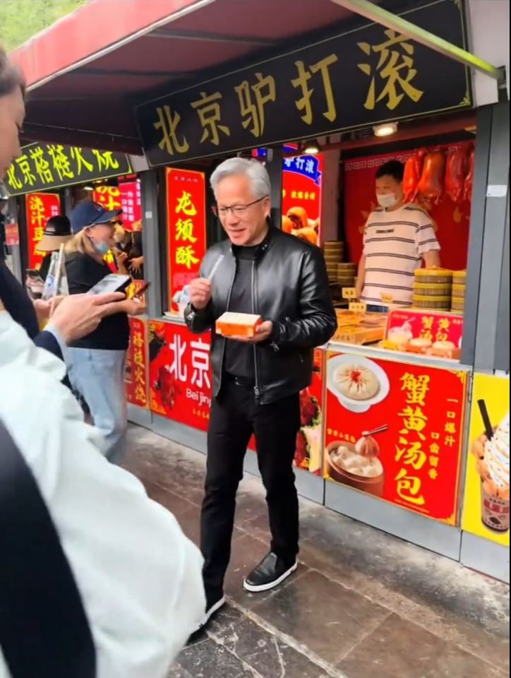 黃仁勛在北京「掃街」品嘗各種地道小食。抖音