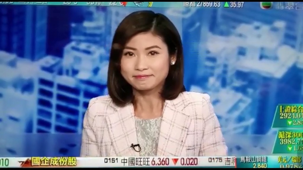 丘紫薇知道鏡頭已轉向她,隨即以微笑望鏡,有點尷尬。 TVB片段截圖
