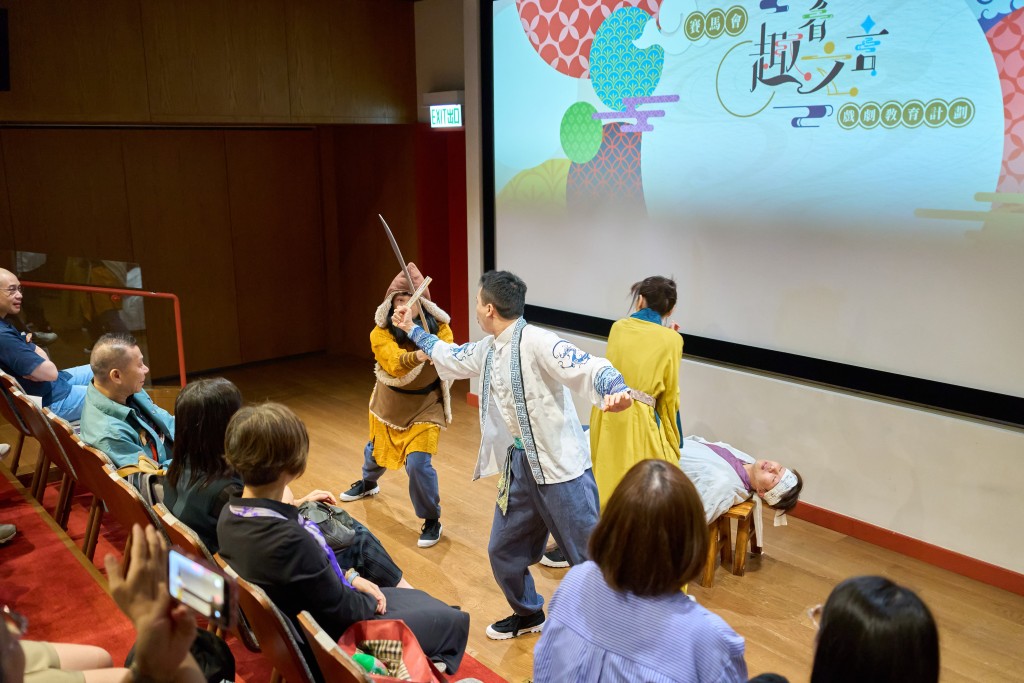 7A班戲劇組重演「遊歷文言在饒館」中《荀巨伯遠看友人疾》的選段。 7A班戲劇組重演「遊歷文言在饒館」中《荀巨伯遠看友人疾》的選段。