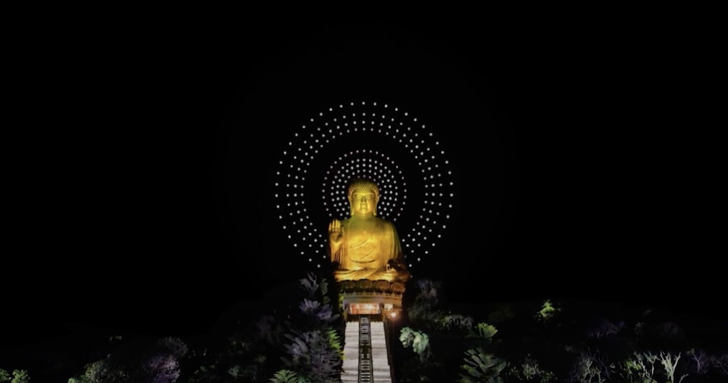 天壇大佛跨年表演，大佛身後的光是由無人機組成。（受訪者提供）