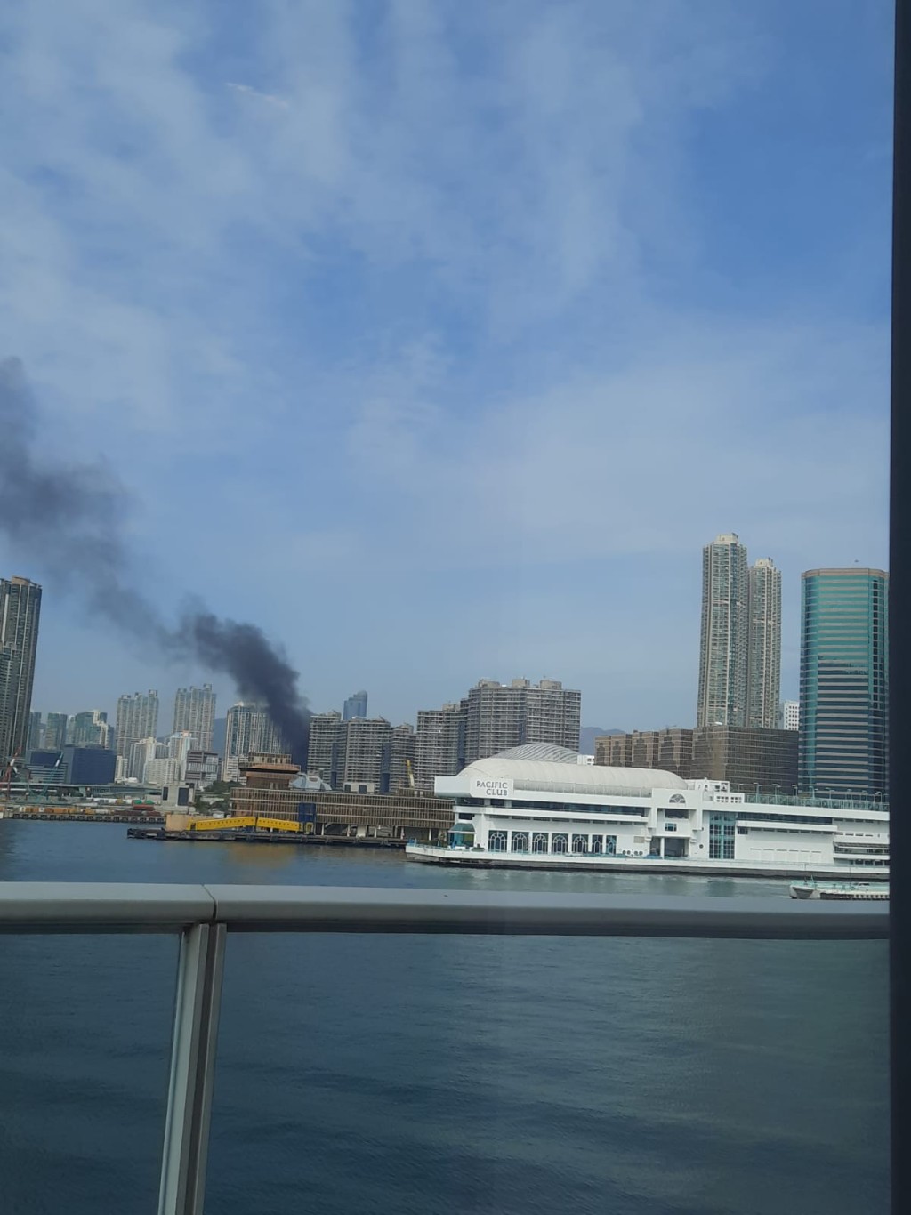停車場冒出大量濃煙。讀者提供