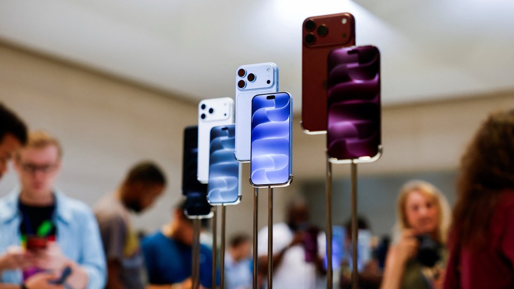 紐約蘋果第五大道旗艦店展示iPhone 18 Pro 與Pro Max。 路透社