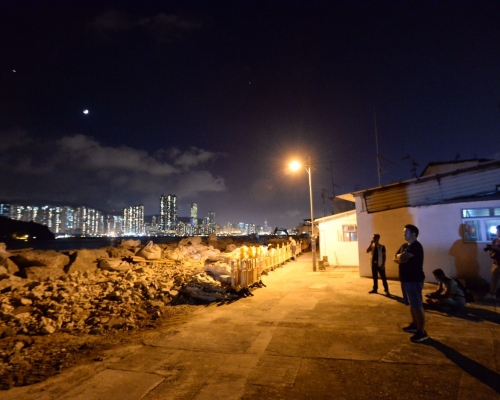 鯉魚門工人晚上加緊趕建防波堤。