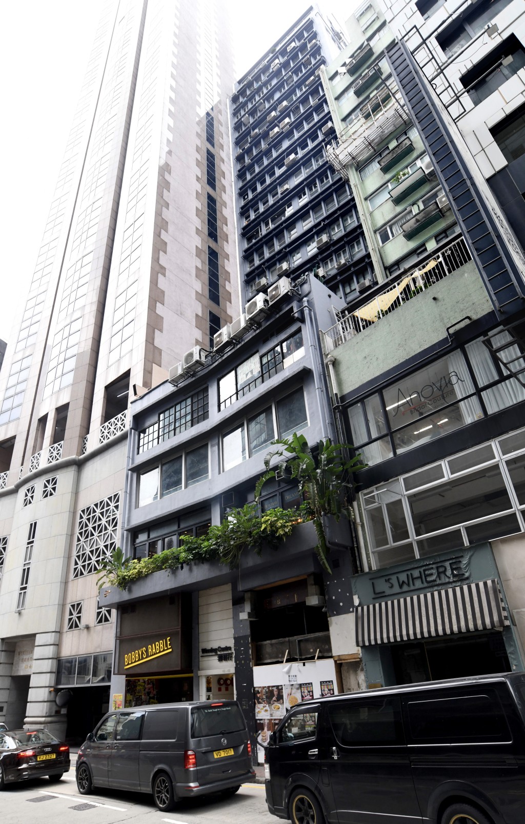中環雲明行17樓全層單位,以1100萬易手,呎價低見5500元。 中環雲明行17樓全層單位,以1100萬易手,呎價低見5500元。