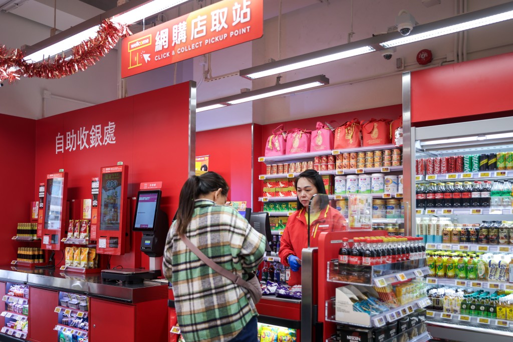 Darren指，店內大部份員工、以至收銀員均可幫手拎取包裹，免除顧客在高峰期排隊取貨的困擾。