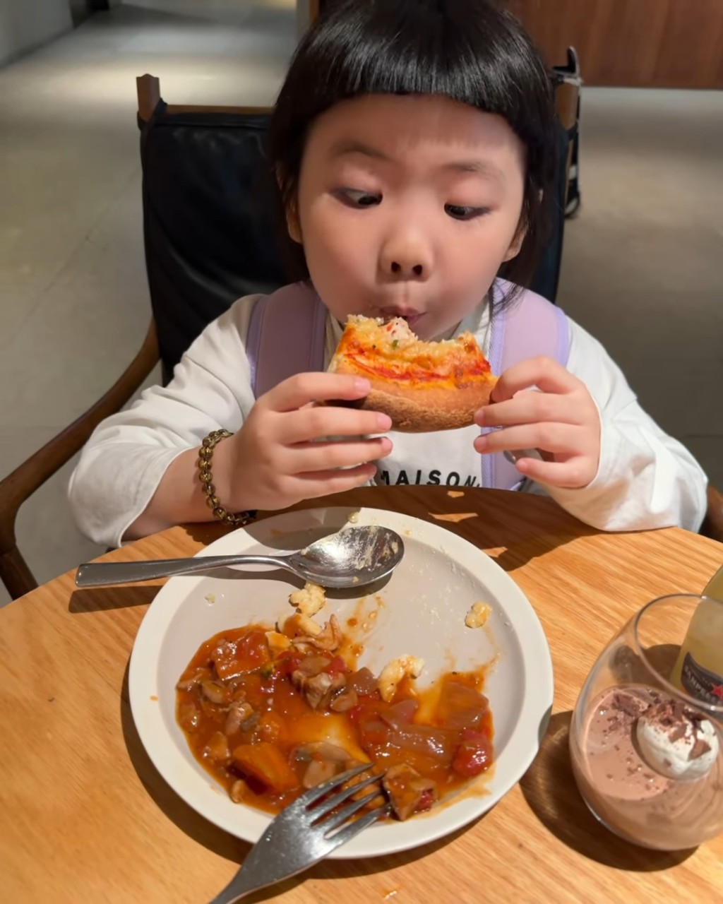 Lucy吃pizza时，表情已经可以告诉大家「pizza很美味 」。