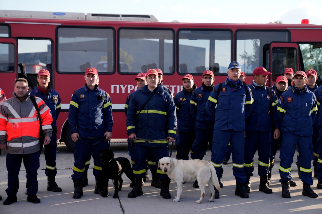 许多国家的救援队都有带上救援犬，图为希腊救援团队。 美联社