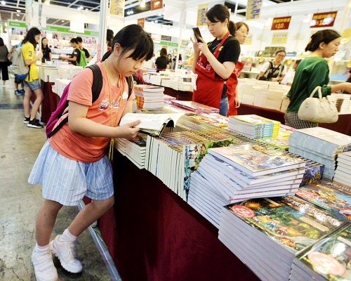 書商指天雨對書展銷情影響不大。