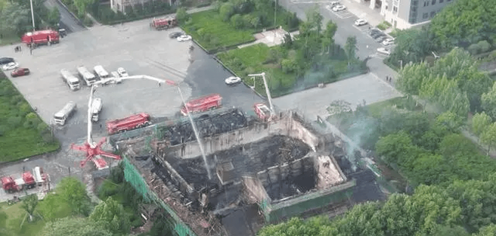 河南大學大禮堂著火後房頂基本坍塌。 頂端新聞