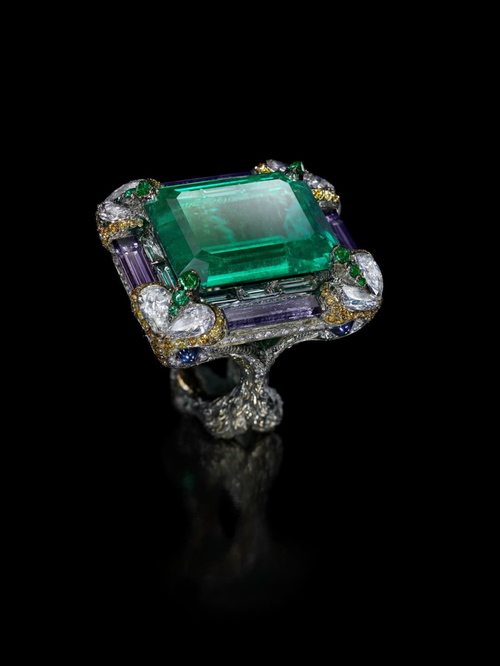 2012年《湖中鏡》套裝中的指環祖母綠主石為25.22卡，風格近似20世紀初期流行於法國的裝飾藝術，對稱調和的線條展現高貴美感（圖片來源: Wallace Chan官網）。
