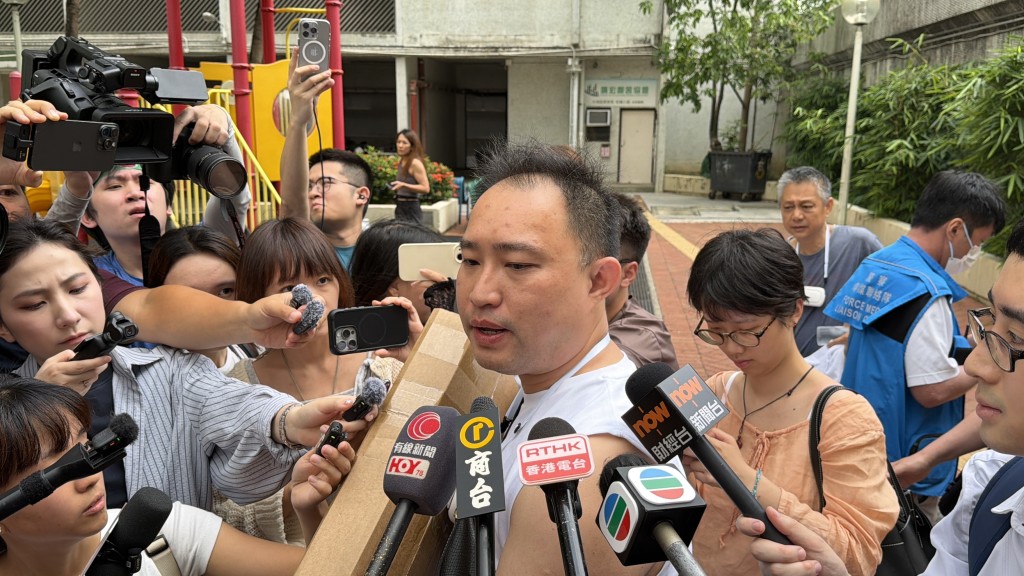 宏昌阁居民刘先生上楼执拾，他强调：「楼契要攞返先！」梁国峰摄