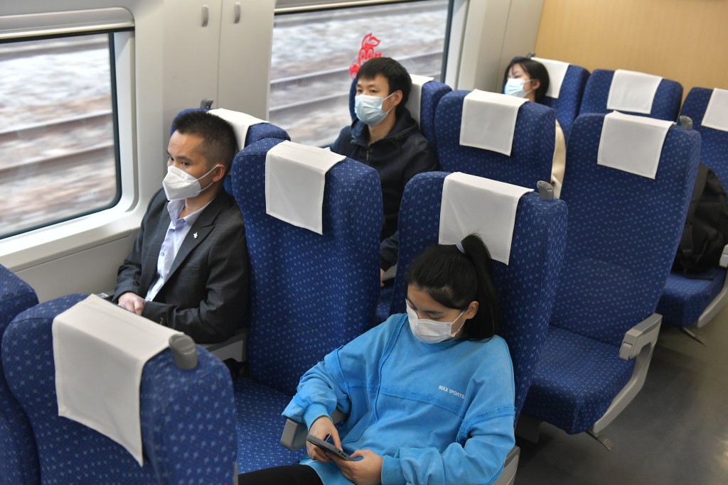 由香港開往廣州東的列車，上午約8時由西九開出。圖為列車內部。（陳極彰攝）