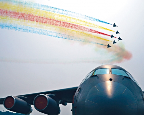 ■空軍八一飛行表演隊在珠海航展飛行表演。