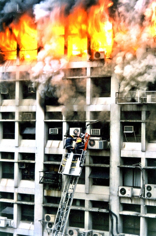 当年大厦进行装修，4部升降机有3部停用待维修，在当日下午电梯槽先起火，火舌迅速向上蔓延。