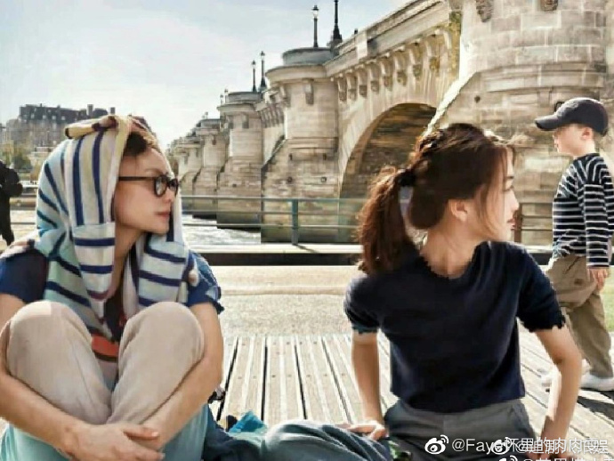 王菲与女儿李嫣同游法国的照片，曾在微博疯传。  ​