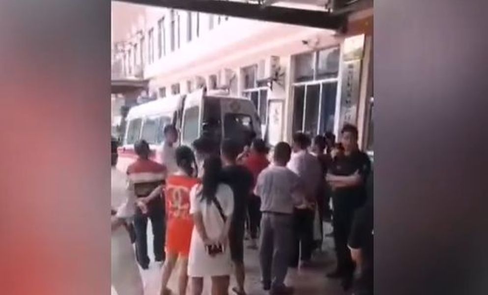 事后救护车到场将伤者送院。 网图