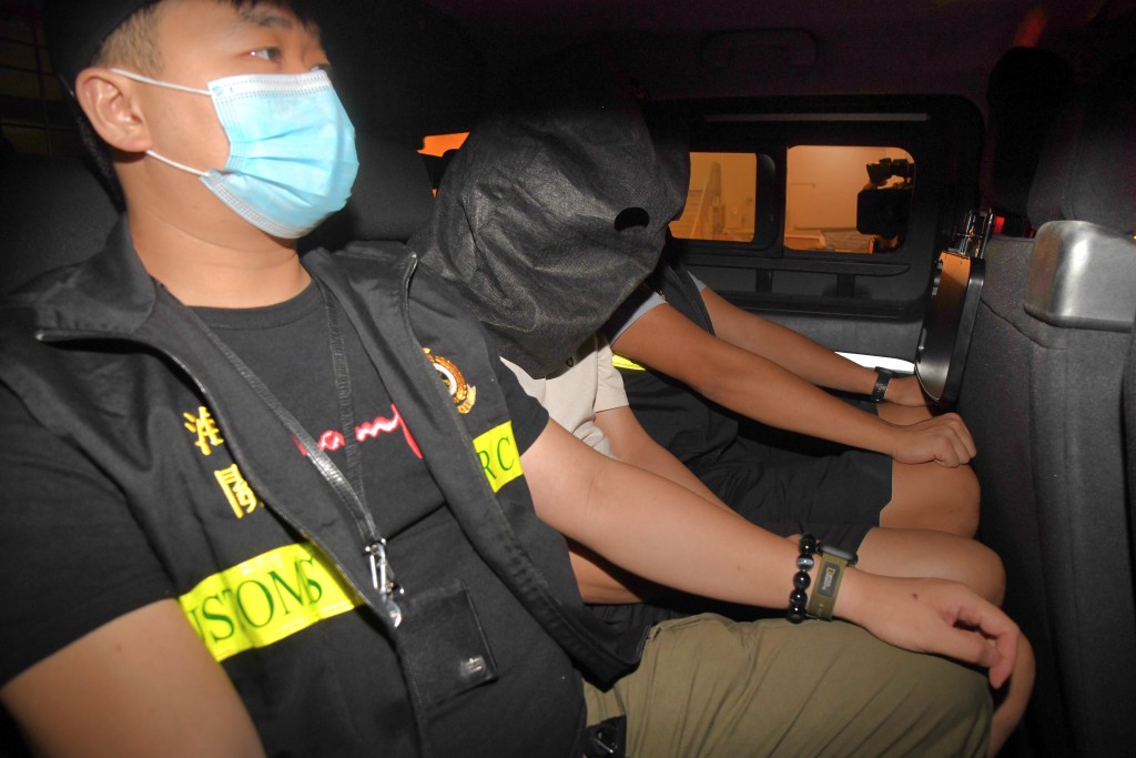 海关年内共拘179人涉街头私烟买卖，其中3人是今日（4月15日）于深水埗被捕。徐裕民摄