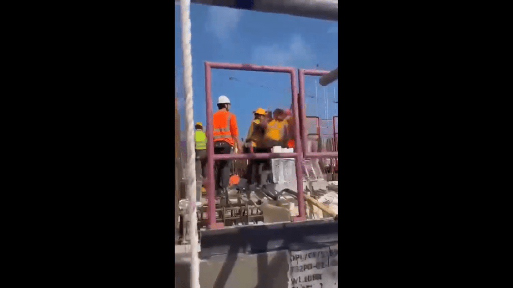 影片看到1名工人被约几名工人按著，似乎处下风，但未几又再挺起身，向其中一名工人冲去，但当企图挥拳时，又被人按著，双方拉扯僵持。