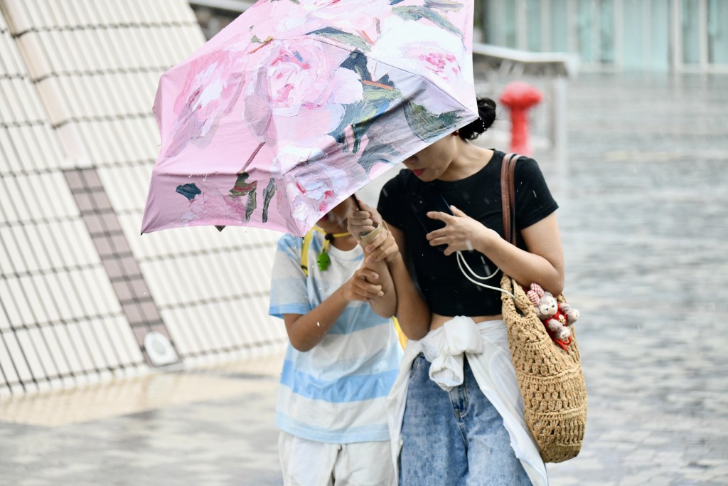 黑雨下，巿民都撐傘遮雨。盧江球攝