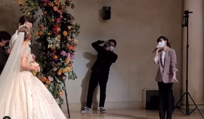 IU唱祝歌時仔戴著口罩。