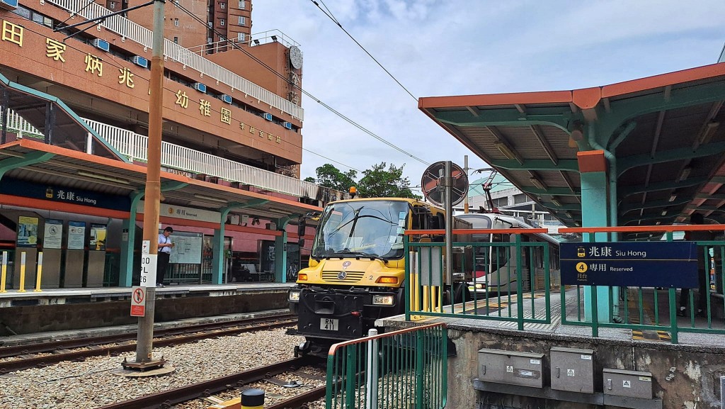 肇事輕鐵拖去維修。fb：香港鐵路動態追蹤組HKRG 《mtr group》