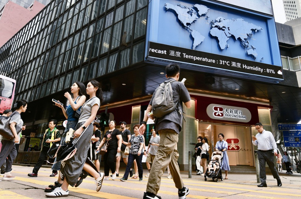 港交所今年6月就檢討《企業管治守則》發表諮詢文件，，建議限制「超額任職」獨董不得同時出任多於6間香港上市公司的董事。資料圖片