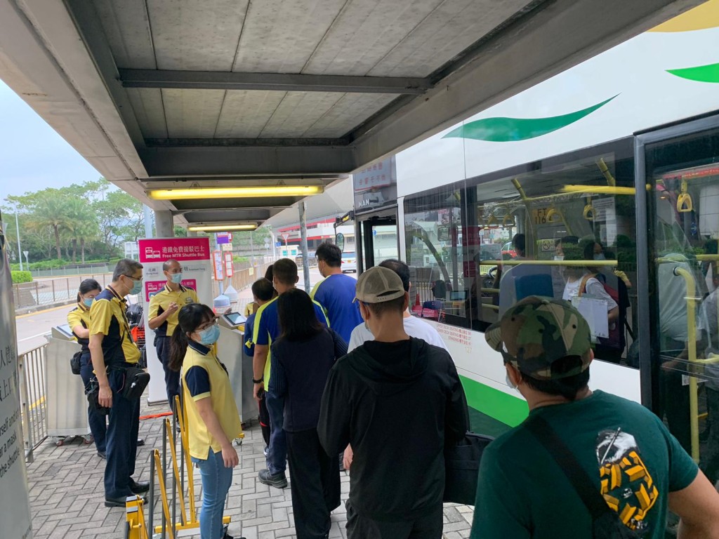 東鐵綫相關車站加派約280名額外職員協助乘客。港鐵提供