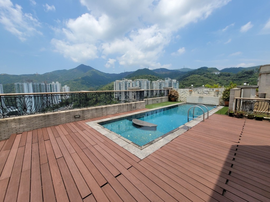 此放盤連有約2000方呎天台,最煞食是有私家泳池。