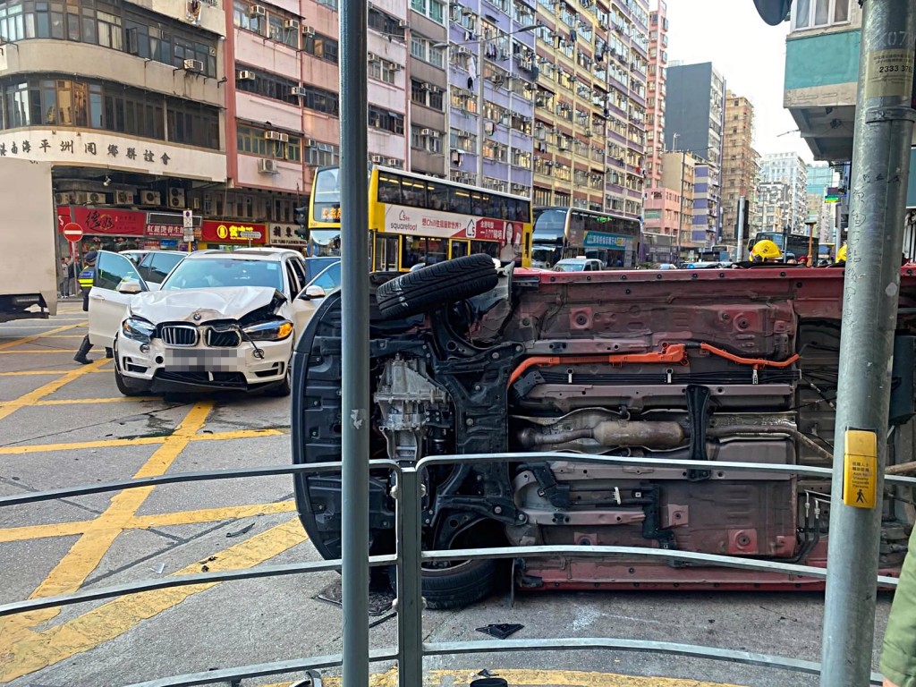 的士翻側路邊。網圖