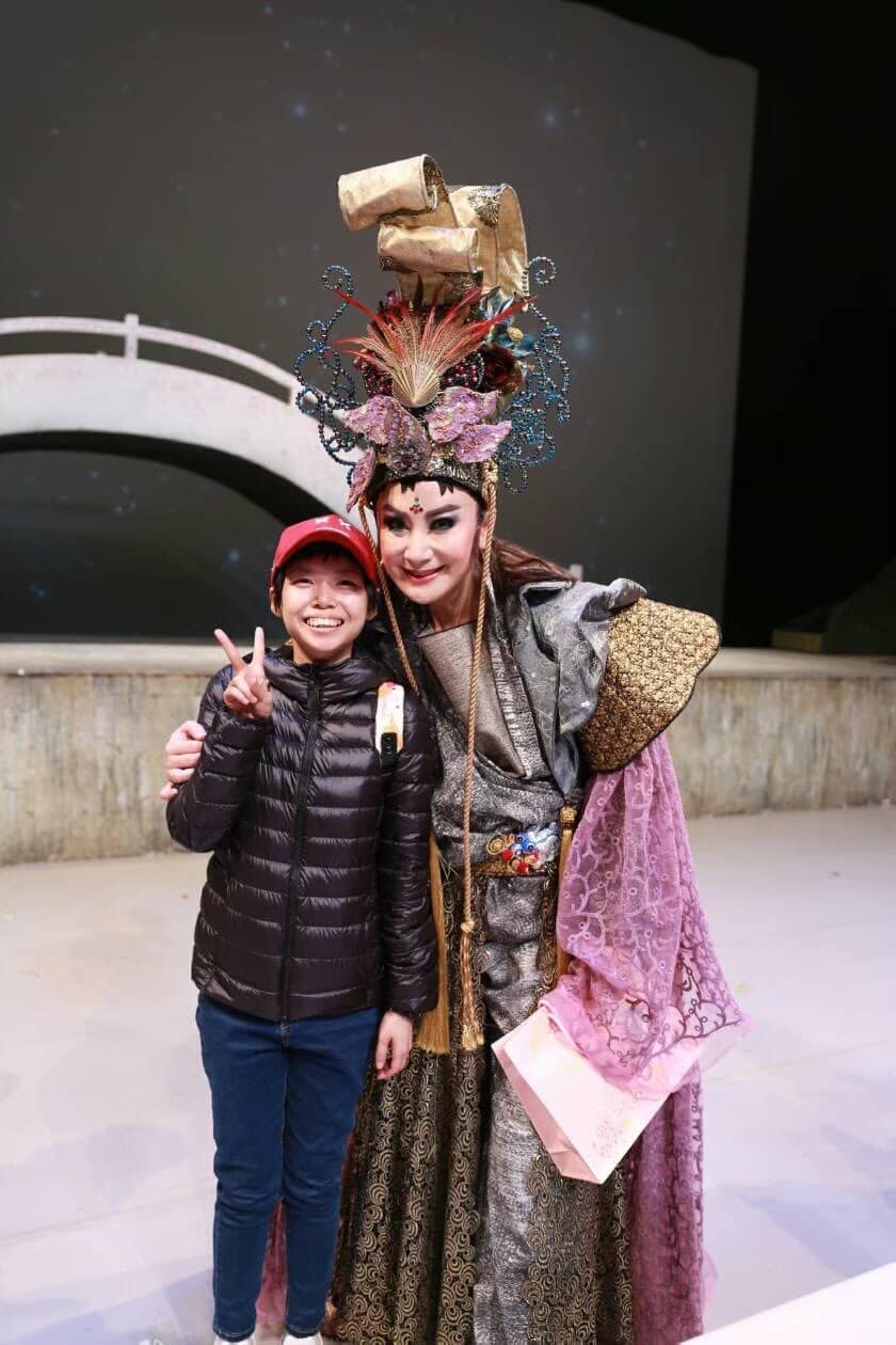 佩姿與她的偶像陳亞蘭合照。（圖片來源：「抗癌小天使湯佩姿」Facebook）