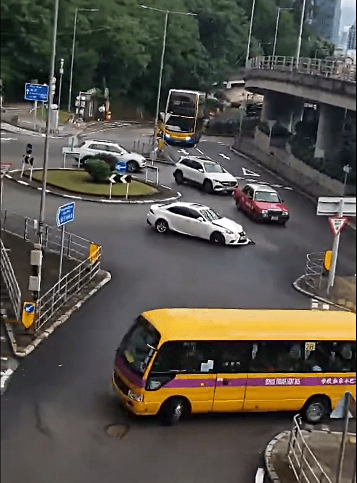 私家車倒後駛離。fb：車cam L（香港群組）