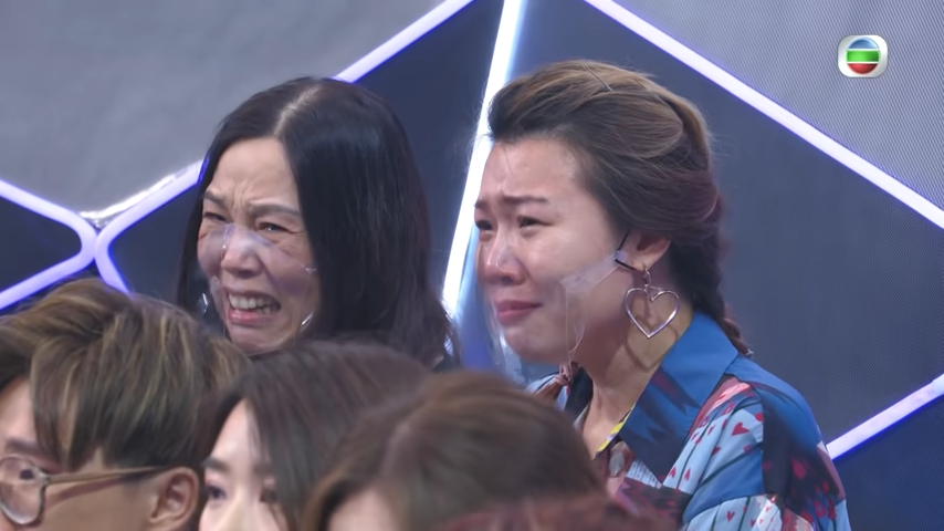 姑姐（左）與唱歌老師感動到哭成淚人！