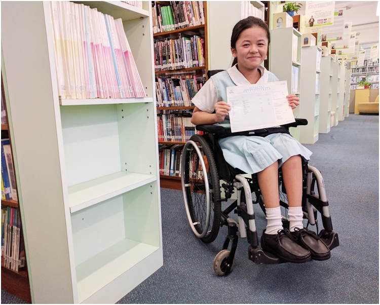 何卓詠在文憑試中，中文科取得5**，英文、通識及中史科取得5*。