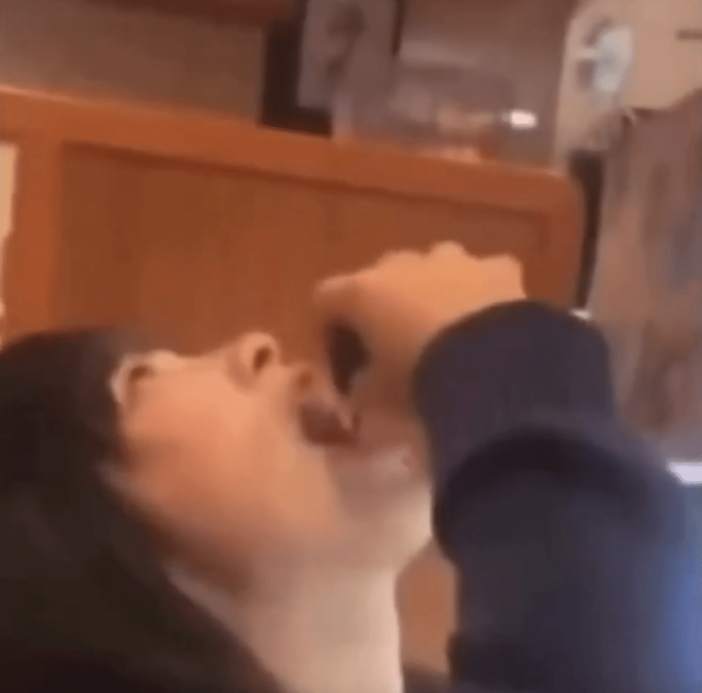 女子又拿起桌上的醬油瓶作出飲用動作，全程嬉笑拍攝，並上載至社交平台。X@Ryoukou_sub