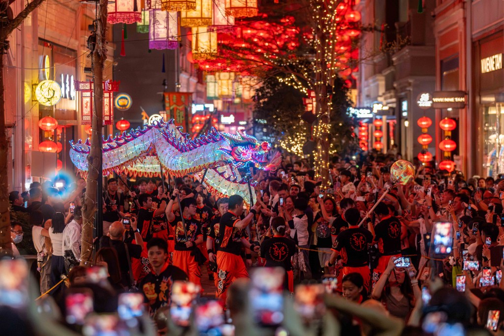 一條18米長的幻彩夜光火龍,穿梭於利東街林蔭大道,配合璀璨燈海與激昂鑼鼓,將中秋夜氣氛推向高峰。 一條18米長的幻彩夜光火龍,穿梭於利東街林蔭大道,配合璀璨燈海與激昂鑼鼓,將中秋夜氣氛推向高峰。