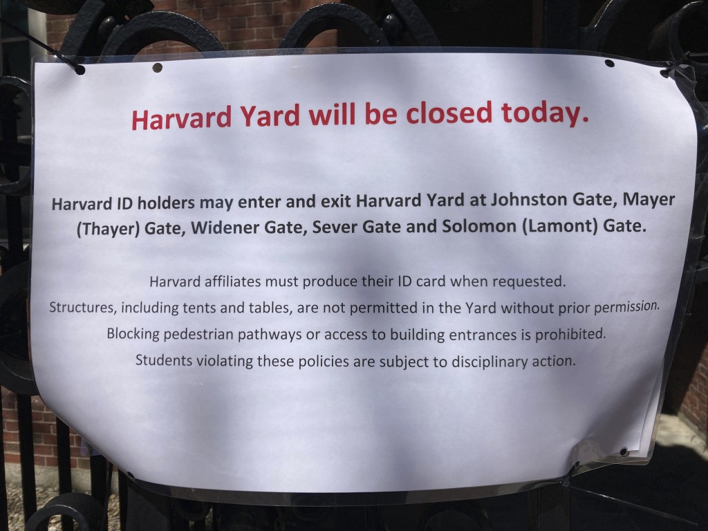 哈佛大学暂停对公众开放。美联社