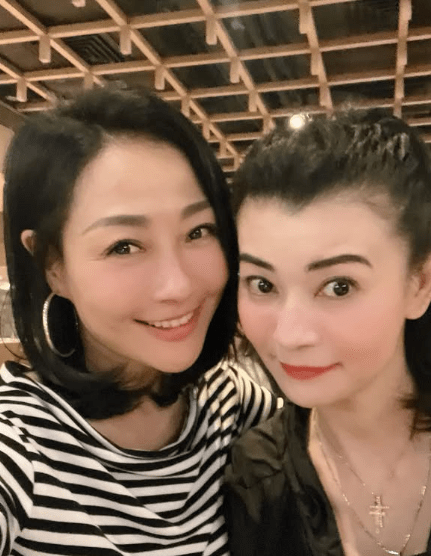日前，楊玉梅在IG上晒出多張與施綺蓮的合照，當中已經52歲的施綺蓮仍風韻猶存，乍看之下還有幾分撞樣張栢芝。