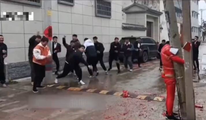 内地不时传出低俗甚至带有危险性的婚闹。