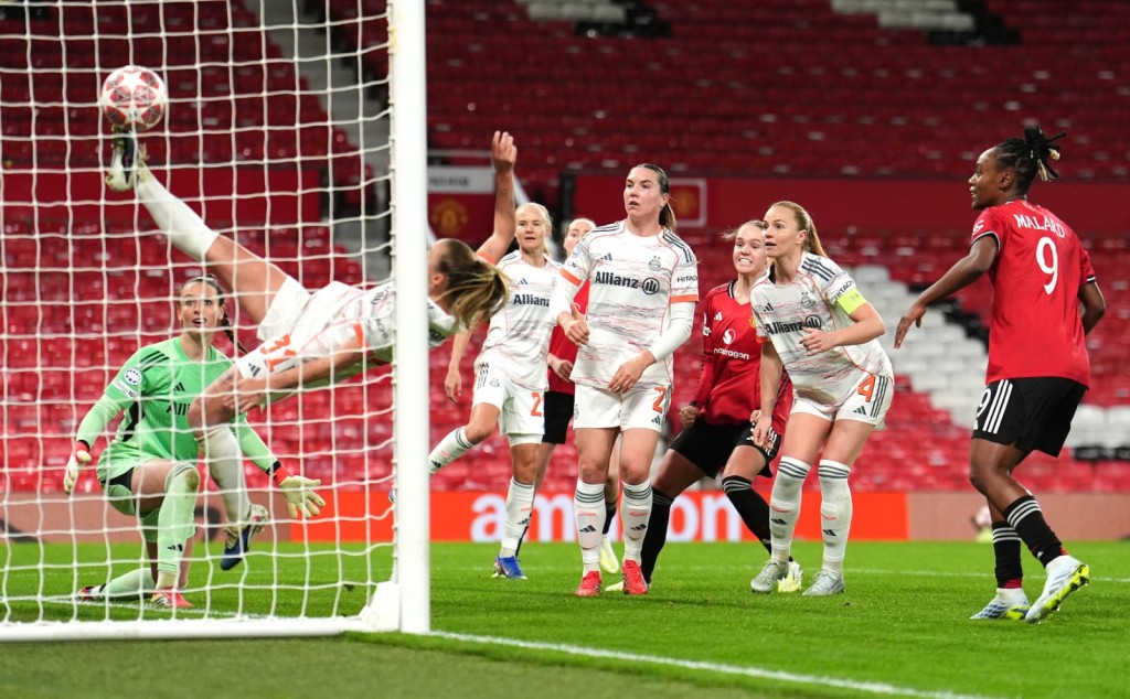 曼联两度落后下一度追平。美联社