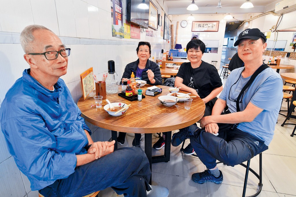 招氏夫婦及劉氏夫婦(左至右)在常平竹昇麵用膳，大讚美味。 